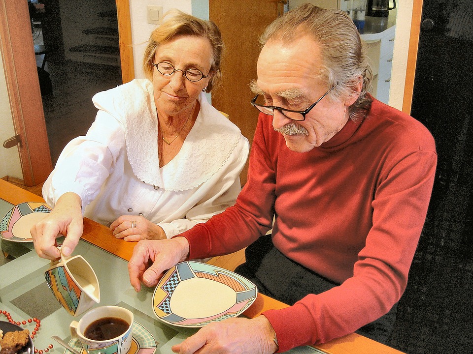 Personas mayores tomando café