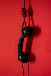 ¿Existen factores psicológicos y psicosociales que pueden predecir el riesgo de suicidio?
