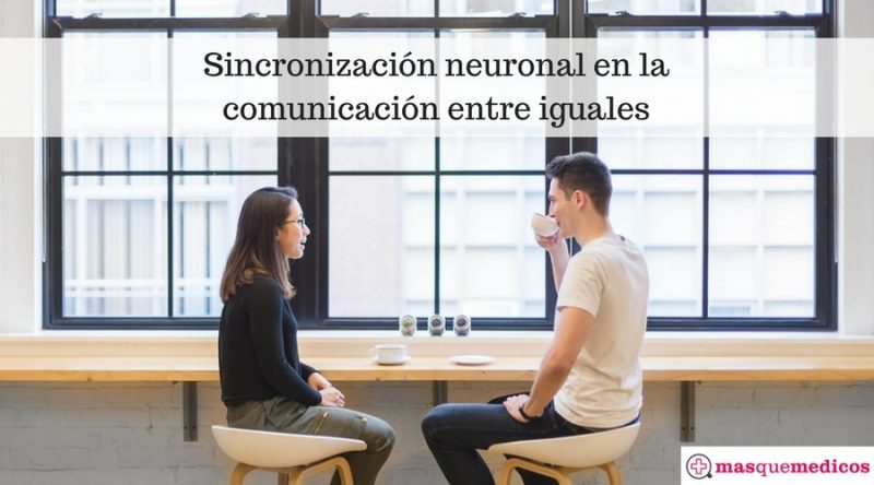 Sincronización neuronal en la comunicación entre iguales