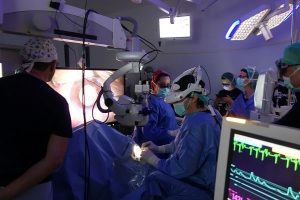 Cirugía de cataratas con casco virtual 3D, un gran avance en oftalmología