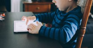 proteger la vista de los niños de las pantallas