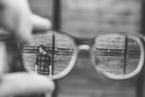Desprendimiento de retina y otras complicaciones causadas por la miopía magna