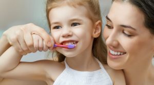 Cuidados de los dientes de leche por edades