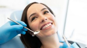 ¿Cuál es la diferencia entre las carillas de porcelana y de composite?