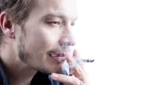 ¿Cómo afecta el tabaco a la salud periodontal?