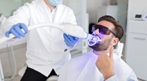 Blanqueamiento dental en clínica, ¿es mejor?