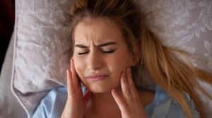 ¿Te levantas con dolor de mandíbula? Qué hacer si rechinas los dientes